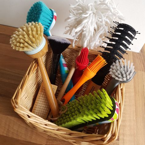 Infant Loose Parts, Loose Parts Play Toddlers, Infant Provocations, Toddler Loose Parts, Baby Treasure Basket, Sensory Basket, Curiosity Approach, Maluchy Montessori, Treasure Basket