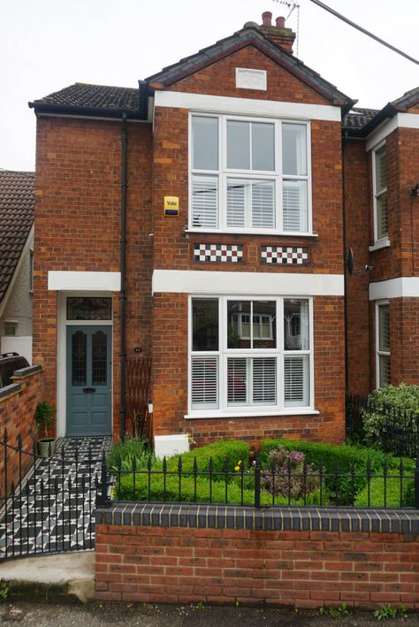 EndOfTheRow's Edwardian home tour - Inspiration for decorating with dark hues Edwardian House Exterior, Edwardian House Interior, Edwardian Decor, Edwardian House Renovation, Edwardian Hallway, Victorian Terrace Renovation, Victorian House Renovation, Edwardian Kitchen, Edwardian Home