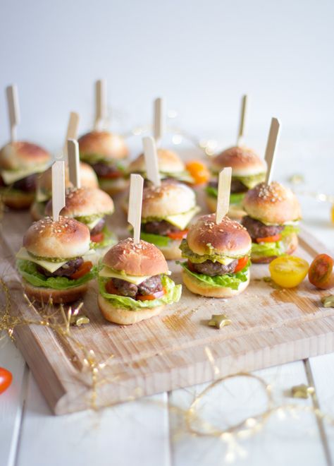 Der perfekte Party Snack! Mini-Burger (mit Telekom Sportpaket) Mini Burger, Mini Sandwiches, Mini Burgers, Party Snack, Catering Food, Snacks Für Party, Buffet Food, Party Food Appetizers, Food Platters