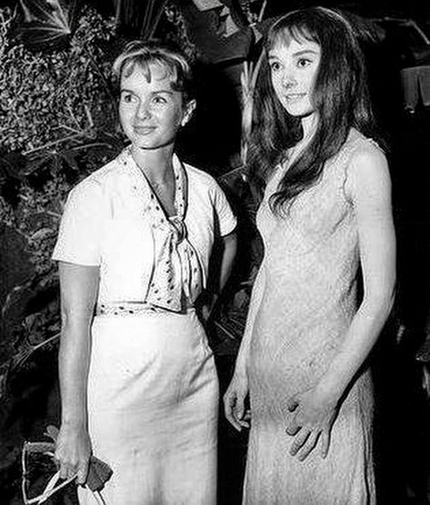 Debbie Reynolds & Audrey Hepburn on the set of - Green Mansions (1959) Debbie Reynolds, Carrie Fisher, James Dean, British Actresses, Golden Age Of Hollywood, Vintage Hollywood, Famous Faces, Vintage Photo, Hollywood Glamour