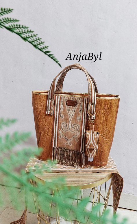 Tas Produk AnjaByl ini berbahan dasar Serat kulit kayu kapuak di kombinasikan dng Tenun Ikat Dayak Sintang. Iner tas kain Suede dua sisi. Mom Series, Design Totebag, Tas Bahu, Tenun Ikat, Lombok, Straw Bag, Tote Bag, Handbags, The Originals