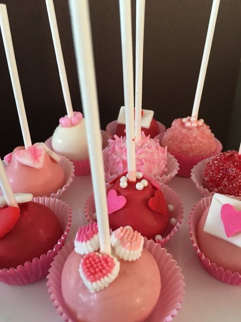 Valentine's Day "upside down" cake pops. Upside Down Cake Pops, Valentines Cake Pops, Valentine Cake Pop, Cake Pops Chocolate, Valentines Cake, Cake Mini, Covered Oreos, Valentine Cake, How To Shade