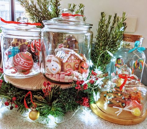 Cookie Jar Display, Christmas Cookie Jar, Jar Display, Christmas Cookie Jars, Starry Lights, Christmas Decorating Ideas, Christmas Arrangements, Light Garland, Christmas Cookie