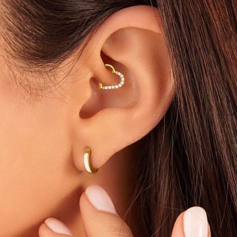 TE ENCANTARÁ LO ÚNICO DE ESTE PIERCING CON FORMA DE CORAZÓN Un complemento perfecto para tu orejita, este piercing para Daith luce genial ¡Atrévete a usarlo! CARACTERÍSTICAS Titanio Grado Implante ASTM F-136 Ideal para Daith Cierre tipo Clicker (bisagra) -Medida: 8mm diámetro -Calibre: 16 g (1.2 mm) -Incluye 1 piercing. Precio por pieza Piercings Ear Daith, Piercing Oreille Daith, Heart Daith Piercing, Ear Piercings Daith, Daith Piercing Ideas, Piercing Daith, Daith Ear Piercing, Ear Peircings, Heart Piercing