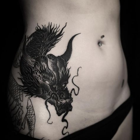 Quadril esquerdo Blackwork Dragon Tattoo, Dragon Tattoo Stomach, Targaryen Tattoo, Dragons Tattoo, Women Tattoos, Dragon Tattoo For Women, Tattoo Trend, Foot Tattoos For Women, Stomach Tattoos