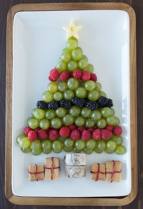 Create a healthy fruit platter for Christmas in the shape of a christmas tree using an apple, grapes, raspberries, blackberries, and graham crackers! Fruit Christmas Tree, Fruit Appetizers, Christmas Fruit, Fruit Party, Healthy Christmas, Fruit Breakfast, Christmas Brunch, Party Platters, Xmas Food