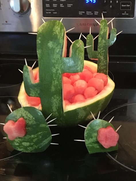 Cowgirl Birthday Decorations Ideas, Cowboy Fruit Display, Wild West Party Food Ideas, Wild West Party Snacks, Texas Theme Party Ideas, Cowboy Birthday Food Ideas, Country Themed Food, Food For Rodeo Theme Party, Wild West Snacks