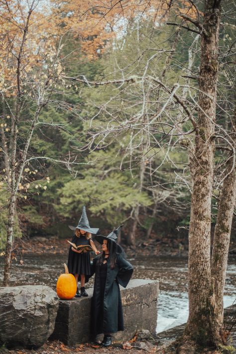 Mom Daughter Witch Photoshoot, Mommy And Me Spooky Photoshoot, Mommy And Me Witch Photoshoot, Halloween Photoshoot Ideas Family, Mother Daughter Witch Photoshoot, Creepy Photoshoot, Witchy Photos, Fotos Halloween, Witch Photoshoot