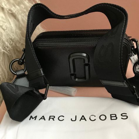 Black Snapshot Bag, Marc Jobs, Minimalist Bags, Snapshot Bag, Marc Jacobs Snapshot Bag, Bags Inspiration, Handbag Essentials, Minimalist Bag, Lv Bags