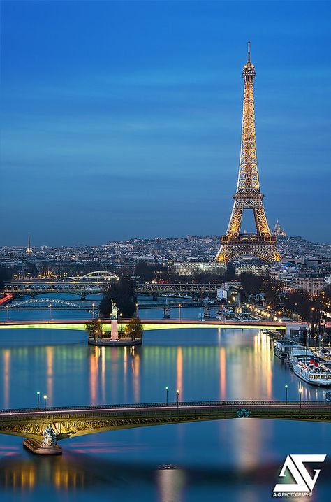 Tour Eiffel et Sacré Coeur ainsi que les Ponts Bir-Hakeim, Grenelle et Mirabeau Torre Eiffel Paris, Paris Tour Eiffel, Paris Blue, Beautiful Paris, Paris Blues, Paris Eiffel Tower, Blue Hour, The Eiffel Tower, Paris Travel