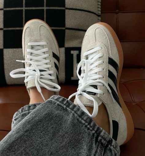 Trending Tiktok, Adidas Samba Og, Adidas Shoes Women, Adidas Fashion, Shoe Inspo, Aesthetic Shoes, Outfit Inspiration Fall, Swag Shoes, Jeans White