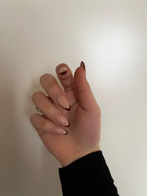 Acrylic nails with a brown tip, oval finish. Brown Tip Acrylic Nails Almond, Short Brown Acrylic Nails Almond, Brown Minimalist Nails Almond, Acrylic Nails Designs Oval, Oval Nails Acrylic Fall, Brown Oval Nail Designs, Almond Nails Brown Tip, Brown Nails Oval Shape, Brown Round Acrylic Nails