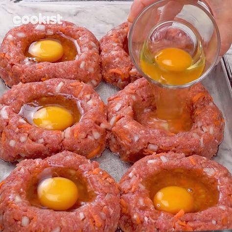 Meat nests with eggs: the second course served in an imaginative way! | egg, dinner, meat | This dinner idea is a must-try 🤯 | By Cookist Wow Hamburger And Eggs, Chorizo Meatballs, Cookist Wow, Best Burger Recipe, Chicken Chorizo, Easter Menu, Hamburger Meat Recipes, Hamburger Meat, Minced Meat