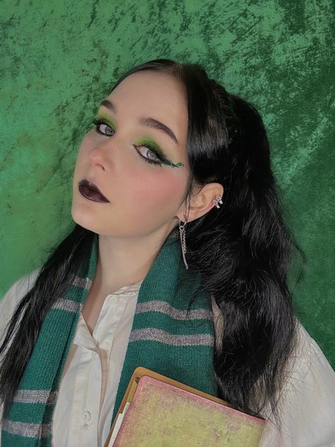 Slytherin Make-up, Harry potter Make-up, Hogwarts Legacy Make-up Harry Potter Makeup Looks Slytherin, Slytherin Makeup, Harry Potter Makeup, Slytherin Clothes, Hogwarts Legacy, Stage Makeup, Spooky Scary, Hogwarts, Makeup Looks