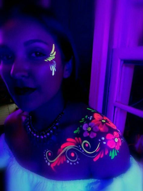 Glow In The Dark Paint On Body Ideas, Neon Makeup Ideas Black Lights, Diy Neon Party, Pintura Facial Neon, Neon Face Paint Ideas, Glow Face Paint, Uv Face Paint, Neon Face Paint, Uv Makeup