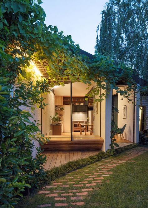 A 'Modernist Ruin' In Malvern Albert Park, Australian Architecture, Casa Exterior, Architecture Awards, Victorian Architecture, Australian Homes, The Design Files, Contemporary Architecture, Decoration Design