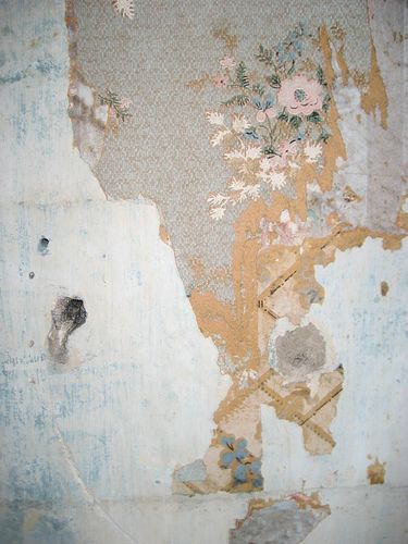 This is such a creative idea  -- the layering of wallpapers. You can create any feeling you want! Wallpaper Layers, Peeling Wallpaper, Abstract Hd, Distressed Walls, Motif Vintage, Creative Idea, Old Wall, Yellow Wallpaper, Old Wallpaper