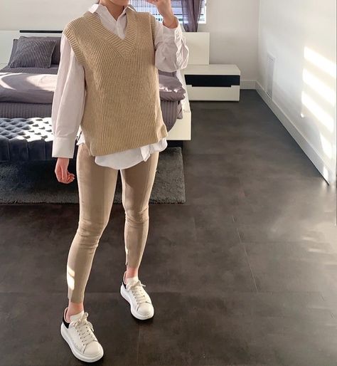 Beige Leggings Outfit Casual, Beige Leather Leggings Outfit, Leggins Beige Outfit, Beige Leggings Outfit Winter, Nude Sweater Outfit, Nude Leggings Outfit, Beige Leggings Outfit, Leather Leggings Outfit Winter, Camel Leggings