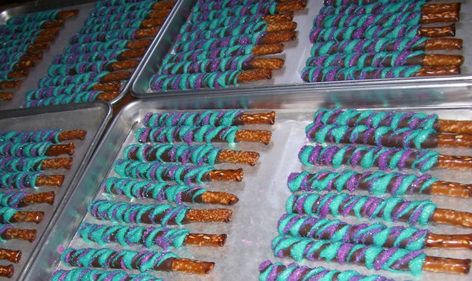 Hey, I found this really awesome Etsy listing at https://www.etsy.com/listing/190173818/chocolate-covered-pretzel-rods-teal-and Peacock Baby Shower, Peacock Birthday Party, Peacock Birthday, Baby Shower Food For Girl, Trendy Baby Shower Themes, Purple Bridal Shower, Chocolate Covered Pretzel Rods, Purple Chocolate, Disney Bridal Showers