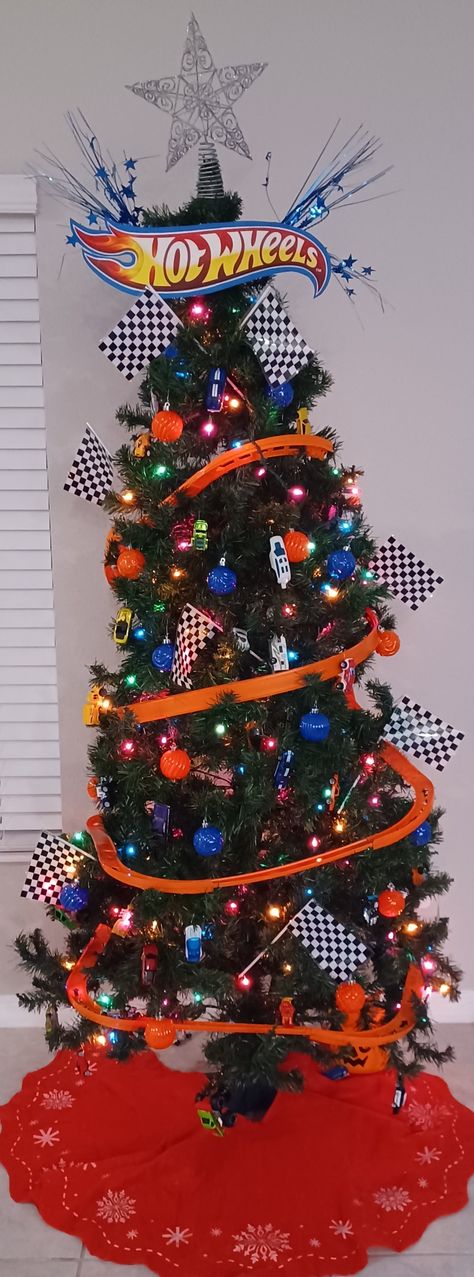 Hotwheel Christmas tree with working track. Vintage Car Christmas Tree, Blaze And The Monster Machines Christmas Tree, Hot Wheel Christmas Tree, Nascar Christmas Tree, Hotwheels Christmas Tree Ideas, Hot Wheels Christmas Tree Ideas, Cars Christmas Tree, Race Car Christmas Tree Ideas, Race Car Christmas Tree