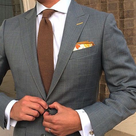 Dressing Professional, Magic Fox, Grey Suits, Grey Suit Men, Style Gentleman, Suit Combinations, Grey Suit, Brown Tie, Elegant Man