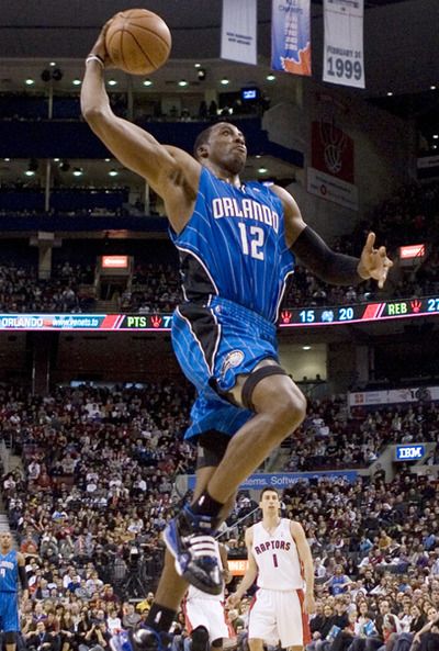 Vou te dizer uma coisa, meu time é o Knicks, mas Dwight Howard faz jus ao "Magic" do Orlando, ele faz mágica de verdade... Nba 75, Basketball Pose, Gesture Reference, Basketball Dunk, Time Magic, Dwight Howard, Basket Nba, Kathy Griffin, Sports Pics