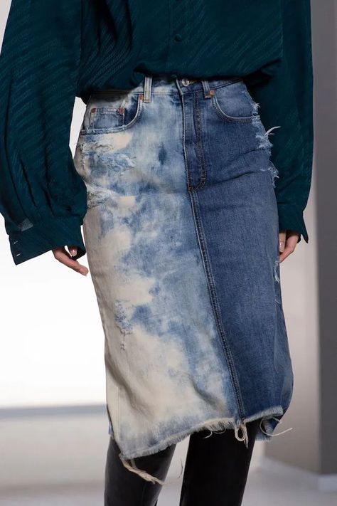 Denim Street Style, Fashion Week Spring 2020, Denim Inspiration, Fast Fashion Brands, Bleached Denim, Mode Casual, Jeans Diy, Conscious Fashion, Upcycled Denim