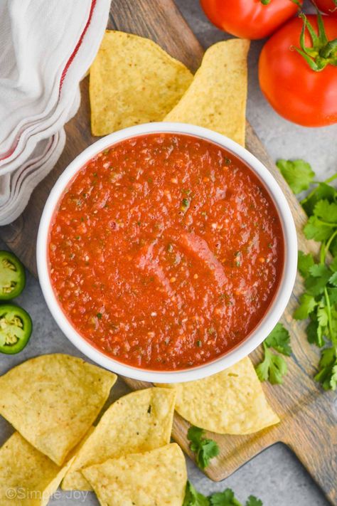 Blender Salsa is a very simple recipe that is better than at a restaurant. With super simple ingredients, you will be making this homemade salsa all the time. Blender Salsa, Easy Salsa Recipe, Homemade Salsa Recipe, Salsa Ingredients, Easy Salsa, Spicy Salsa, Homemade Salsa, Chips And Salsa, Salsa Recipe