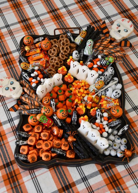 Trick Or Treat Candy Ideas, Spooky Cakes, Fall Sleepover, Graze Boxes, Plat Halloween, Halloween Sleepover, Spooky Cake, Centerpiece Inspiration, Postres Halloween