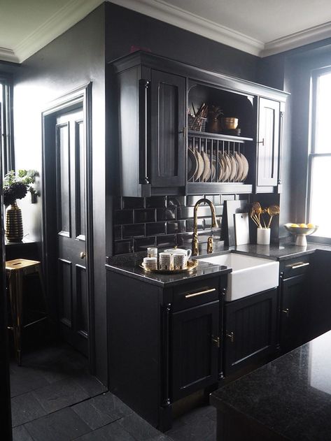 Black kitchen with gold hardware Dark Paint Colors, Black Kitchen Cabinets, Dark Home Decor, Dark Kitchen, Dark Home, Classic Kitchen, Butler Pantry, Dark Walls, Fall Kitchen