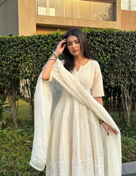 Kurta Poses Women, White Kurti Aesthetic, Kurta Poses, White Anarkali Dress, Ankita Singh, Kurti Aesthetic, White Kurti, Pink Kurti, Simple Kurta