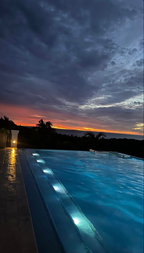 #sunset #travel #pool #jordyn Sky Pool, Sunset Travel, Murals Street Art, Sky Photos, Pretty Sky, Summer Dream, Sky And Clouds, Instagram Inspo, Pretty Places