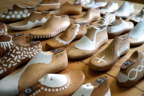 Edwardian Shoes, Diy Slippers, Shoe Molding, Work Shoes Women, Wooden Shoe, Wood Shoes, Diy Fashion Hacks, White Christmas Decor, Shoe Last