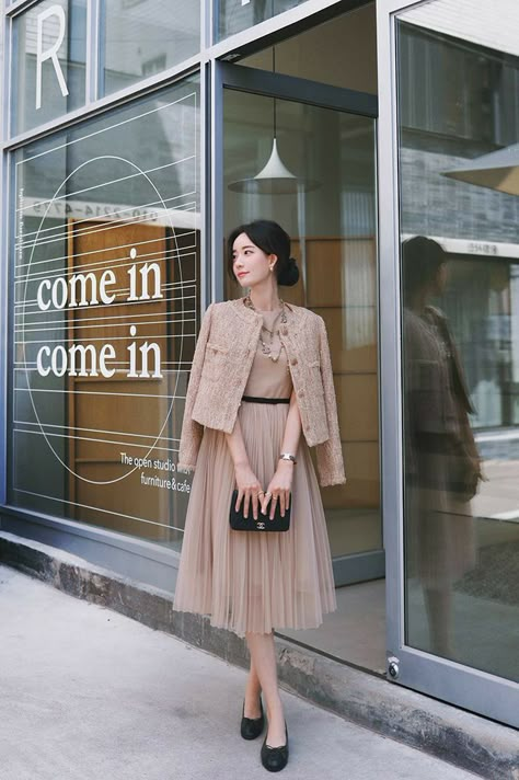 Style Kantor, Romantic Style Outfit, Preppy Chic Outfits, Gala Outfit, Fashion Airport, Outfit Korean, Modesty Fashion, Style Korea, Classy Work Outfits