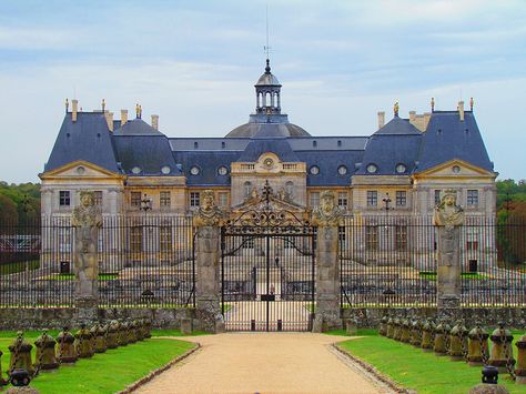 Château de Vaux-le-Vicomte, France. Louis XIV was so jealous of this place, he stole the designers and threw the owner in jail. Then Versailles was created. Vaux Le Vicomte, Castle Mansion, French Castles, Dream Mansion, Chateau France, Castle House, French Chateau, Louis Xiv, Beautiful Castles