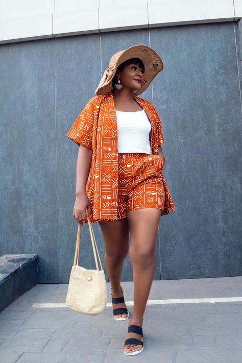 Shorts Ankara Outfits Women, Adire Styles, Ankara Kimono, Kitenge Designs, Ankara Dress Designs, Fancy Short Dresses, Afrocentric Fashion, Corporate Dress, 2piece Outfits