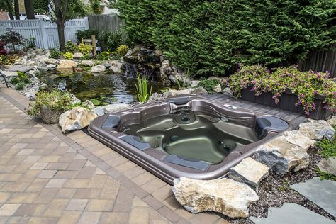 In order to set spa totally “in-ground,” Long Island Hot Tub outdoor living expert removed all the plumbing removed and relocated it above ground. Inground Hot Tub, Deco Spa, Backyard Spa, Hot Tub Landscaping, Hot Tub Surround, Outdoor Hot Tub, Portable Hot Tub, Diy Hot Tub, Relaxing Backyard