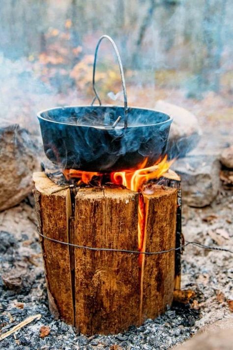 Swedish Fire Log, Supraviețuire Camping, Backyard Bonfire, Truck Bed Camping, Bushcraft Camping, Fire Cooking, Campfire Cooking, Camping Checklist, Camp Cooking