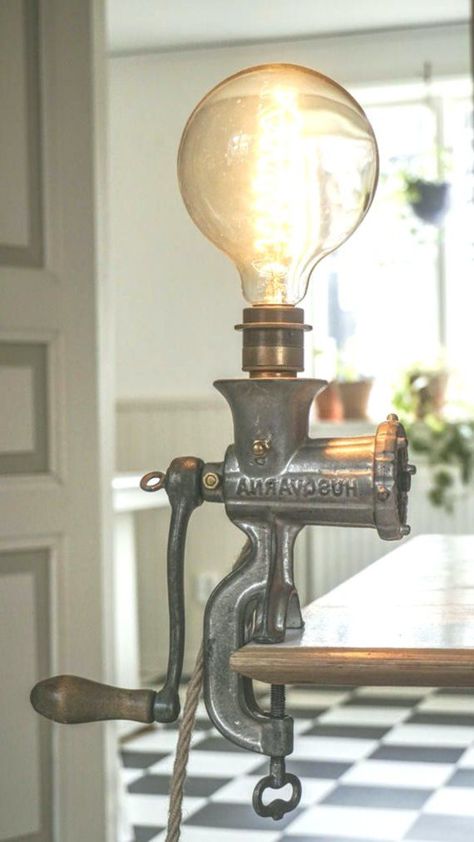 Bar Stuff, Diy Lampe, Treasure Crafts, Interior Vintage, Upcycled Home Decor, Handmade Lamps, Meat Grinder, Industrial Lamp, Rustic Lighting