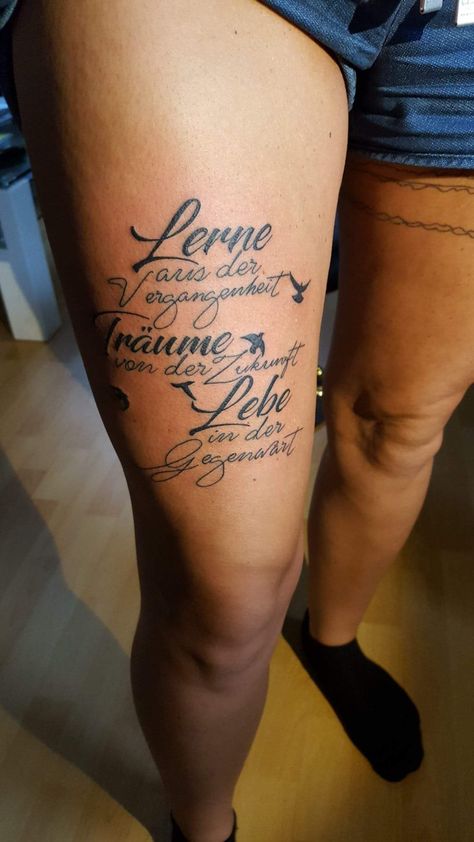 #spruch #oberschenkel #tattoo Tattoo Bein Frau, Tattoo Frau, Font Tato, Tato Paha, Tatuagem Masculina Pequena, Tato Dengan Makna, Pola Tato, Small Tattoos Simple, Disney Tattoo