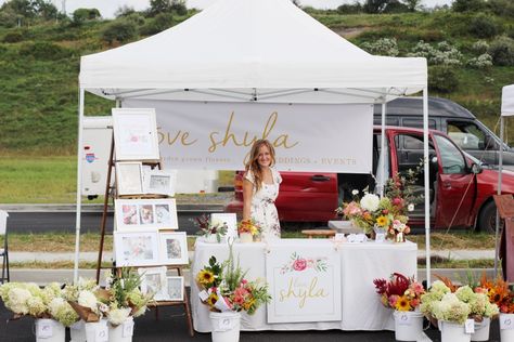 Natural Arrangements, Farm Market Ideas, Farmers Market Decor, Pie Stand, Flower Shop Display, Farmers Market Stand, Farmers Market Flowers, Farmers Market Display, Cut Flower Farm