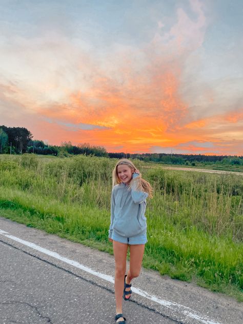 Sunset Field Pictures, Sunset Photoshoot Ideas Fields, Sunset Instagram Pictures Field, Flower Feild Pics Aesthetic, Mountain Pics, Sunset Photoshoot Ideas, Field Pics, Sunset Shoot, Individual Pictures