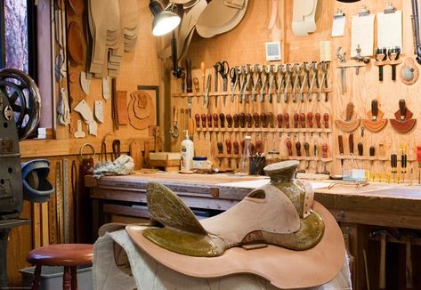 A well organized saddle shop Leather Shop Organization, Workbench Table, Leatherworking Tools, Wooden Tool Boxes, Saddle Shop, Yellow Cottage, Leather Working Tools, Inexpensive Crafts, Diy Leather Projects