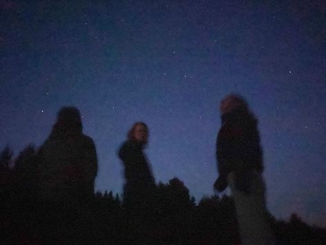 Star Gazing With Friends, Friends At Night Aesthetic, Hanging Out At Night, Vintage Core, Trust Fall, Friendship Images, Summer Wishlist, Bear Hunt, Worlds Apart