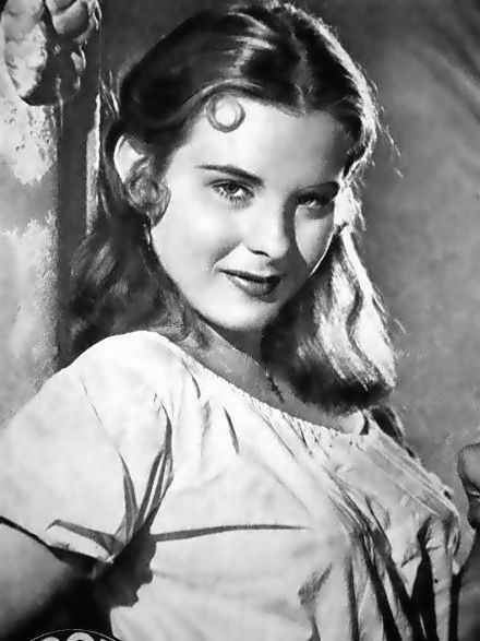 Jean Peters (October 15th 1926 – October 13th 2000), an American actress. Jean was a star of 20th Century Fox and appeared in 19 films between 1947 and 1955, and also made 4 television appearances in the 1970's and 80's. Old School Horror, Old School Movie, Old School Movies, Jean Peters, Jean Simmons, Lon Chaney, Classic Actresses, Old Hollywood Glamour, Vintage Pinup