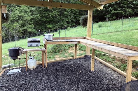 Outdoor Canning Area, Outdoor Canning Kitchen Diy, Diy Outdoor Counter, Diy Campsite, Outdoor Countertop Ideas, Outdoor Canning Kitchen, Outdoor Camp Kitchen, Outdoor Kitchen Counter, Cooking In Nature