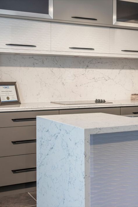 Caesarstone White Attica, White Attica Caesarstone Kitchen, Quartz Kitchen Backsplash, White Quartz With Grey Veining, White Attica Caesarstone, Quartz Backsplash Kitchen, Gray Quartz Countertop, White Quartz Kitchen, Grey Quartz Countertop