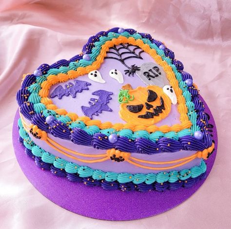 Goth Cake, Pasteles Halloween, Postres Halloween, Heart Shaped Cakes, Spooky Treats, Fall Cakes, Halloween Cake, Fake Cake, Pretty Birthday Cakes