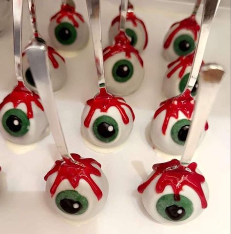 Eye Cake Pops, Cake Pops Designs Halloween, Vampire Cake Pops, Cake Pops Halloween Cakepops, Easy Cake Pop Designs, Halloween Themed Cake Pops, Eyeball Cakepops, Halloween Catering, Cake Pops Halloween