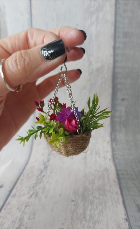 Miniature hanging basket flowers plants in 1 12 scale Diy Mini Plants, Miniature Flower Shop, Hanging Basket Flowers, Miniature Cafe, Ikea Dollhouse, Basket Flowers, Diy Miniatures, Miniature Flowers, Fairy Garden Crafts